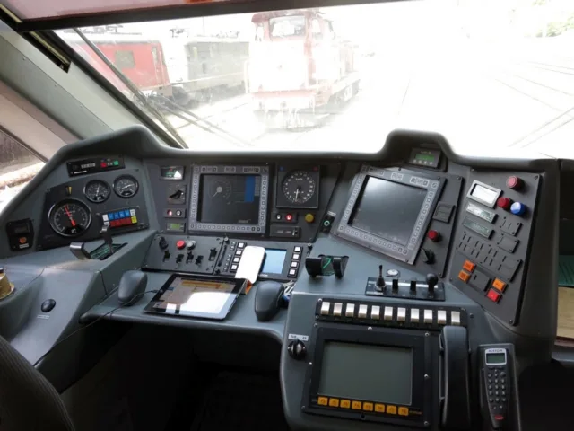 ETR 470 003 пульт машиниста. Автор: sguggiari.ch. Дата: 7 мая 2015 г.