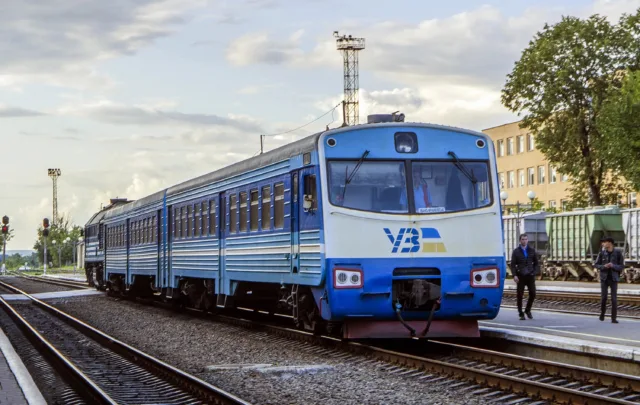 2М62-1001 и ДПЛ1-005. Украина, Ивано-франковская область, станция Ивано-Франковск. Автор: Aka Theory. Дата: 27 июля 2023 г.