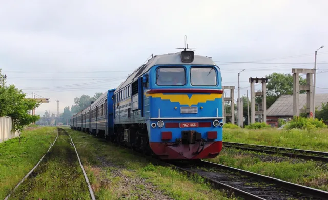 ДТЛ1-1051 и М62-1466. Украина, Ивано-Франковская область, станция Ивано-Франковск. Автор: 2M62. Дата: 12 июня 2013 г.
