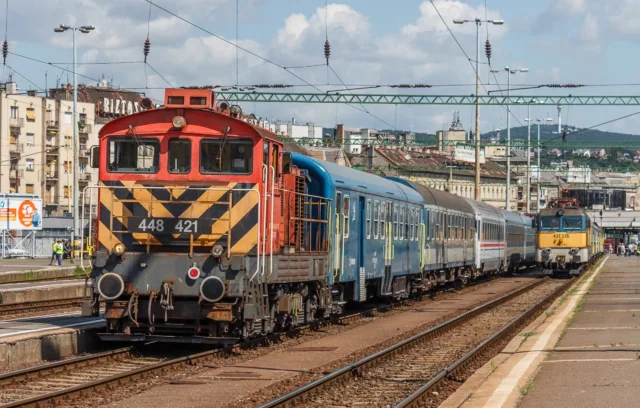 448 421 и 431 335. Венгрия, Будапешт, станция Будапешт-Дели. Автор: Albert. Дата: 10 июля 2015 г.