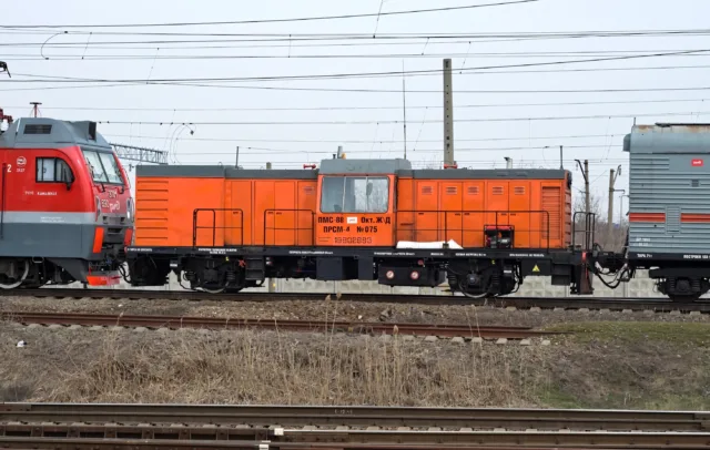 ЭП1М-690 и ПРСМ4-075. Россия, Ростовская область, станция Батайск. Автор: Danandr. Дата: 30 марта 2022 г.