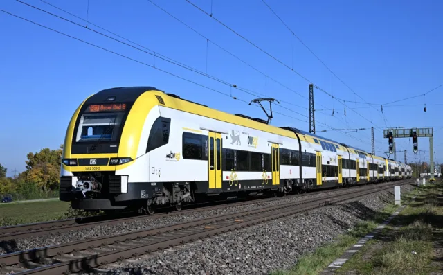 Siemens Desiro HC 1462 009 и 1462 012. Германия, Баден-Вюртемберг, станция Хайтерсхайм. Автор: Bahnbilder von W. and H. Brutzer. Дата: 18 октября 2025 г.