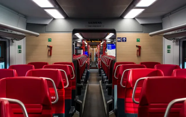 Siemens Desiro ML 4746 053 салон. Австрия, Вена, станция Вена-Пратерштерн. Автор: Nyanvan. Дата: 30 декабря 2018 г.