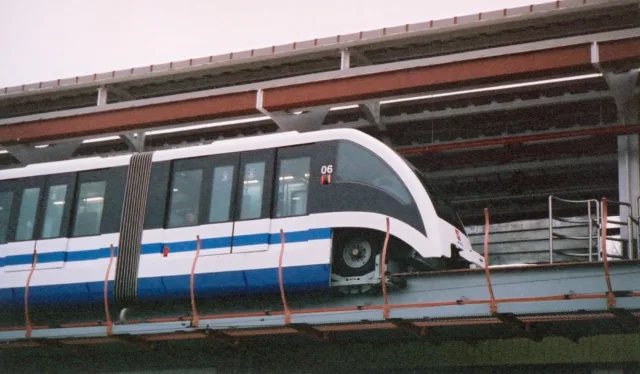 ЭПС-06. Москва, станция Улица Сергея Эйзенштейна. Автор: Vladislav Prudnikov. Дата: 18 октября 2004 г.