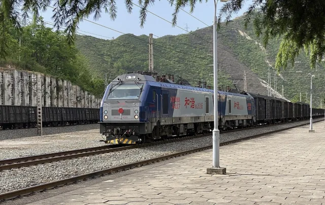 HXD2-6245. Китай, провинция Шэньси, Анканг, Сюньян, станция Город Сяохэ. Автор: Реньуатр Маглев. Дата: 30 апреля 2023 г.