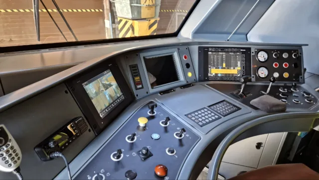 16EV-0002 пульт машиниста. Латвия, Рига, подъездной путь от станции Засулаукс. Автор: Олайски лазник. Дата: Апрель 2026 г.