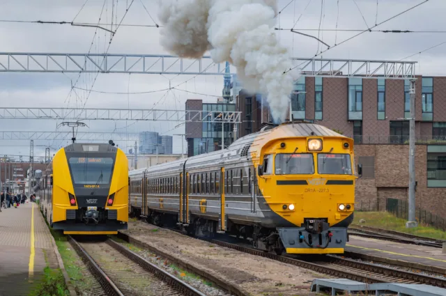 16EV-0014 и DR1A-2273. Латвия, Рига, станция Рига-Пасажиеру. Автор: trains_ldz. Дата: 8 ноября 2024 г.
