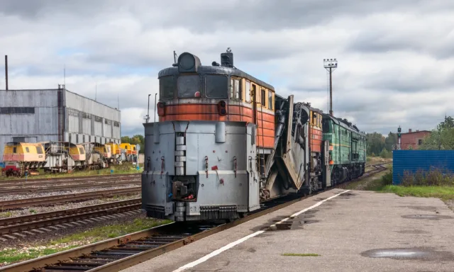 СС1М-030 и 2ТЭ10В-5047. Россия, Ивановская область, станция Ермолино. Автор: Guaglione Дата: 11 сентября 2016 г.. Дата: 11 сентября 2016 г.